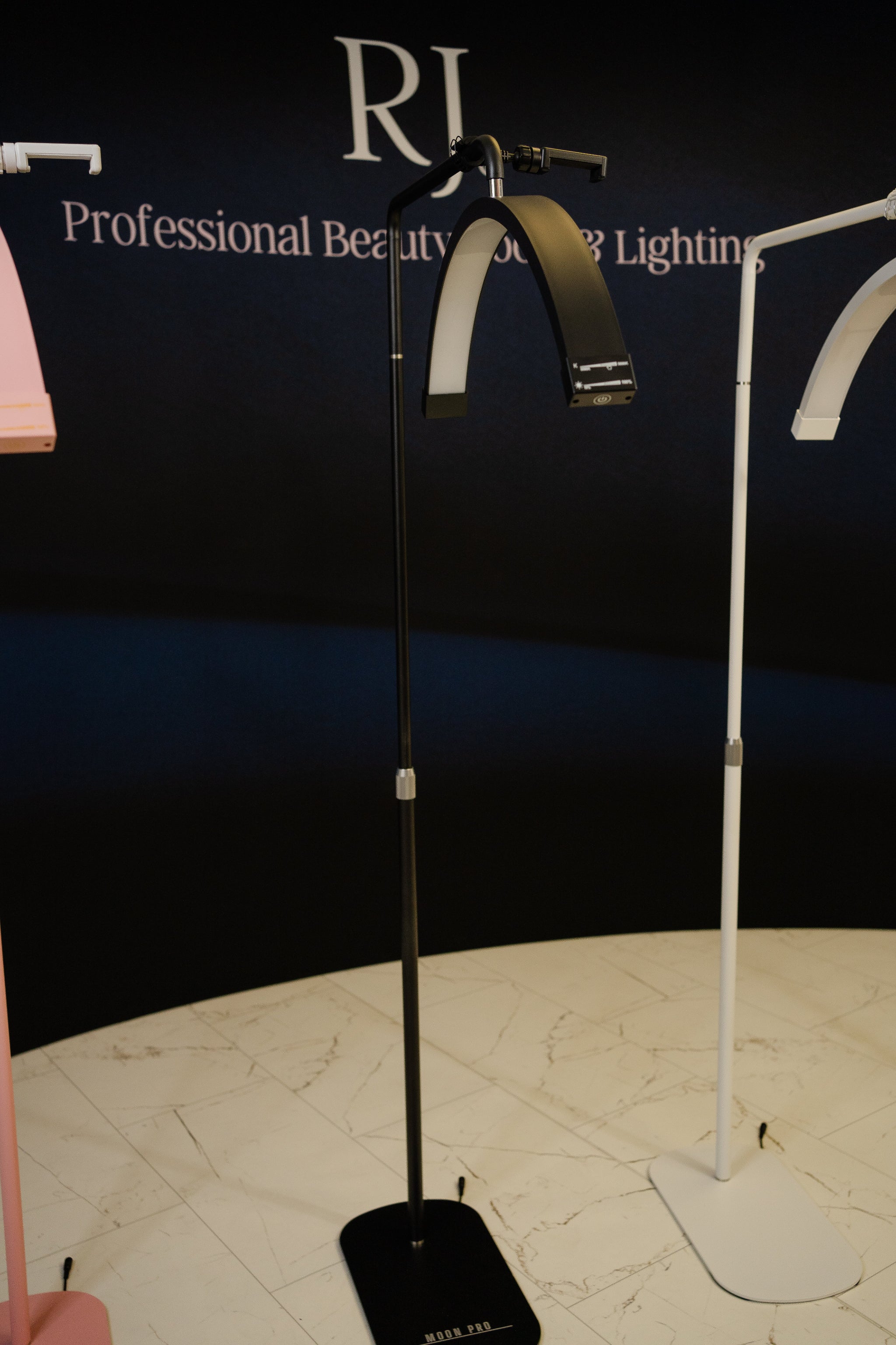 Lampe noire demi-lune pour esthéticiennes