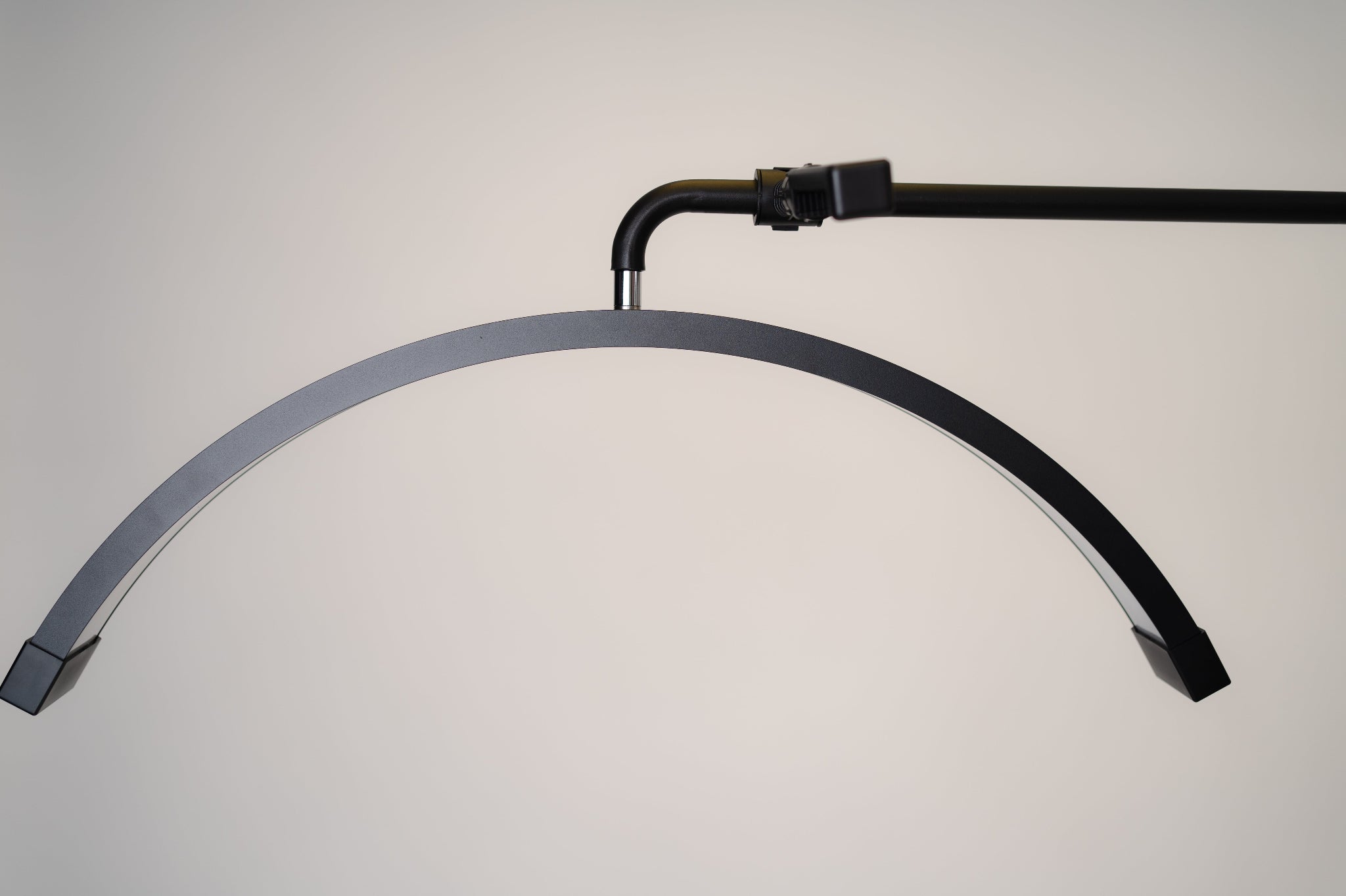Lampe LED professionnelle demi-lune beauté noire 