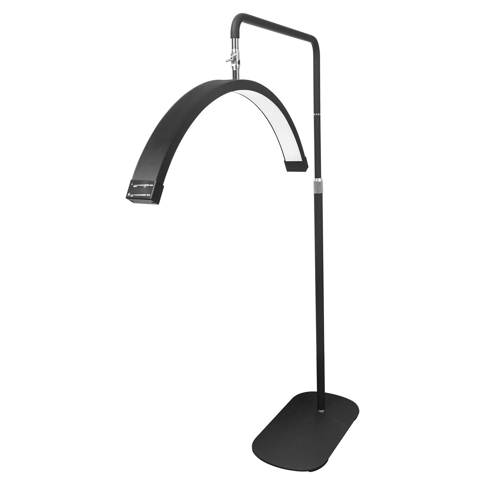 Un lampadaire avec un diffuseur de lumière en forme de demi-lune, présenté dans différentes positions afin de montrer ses capacités de réglage multi-angles.