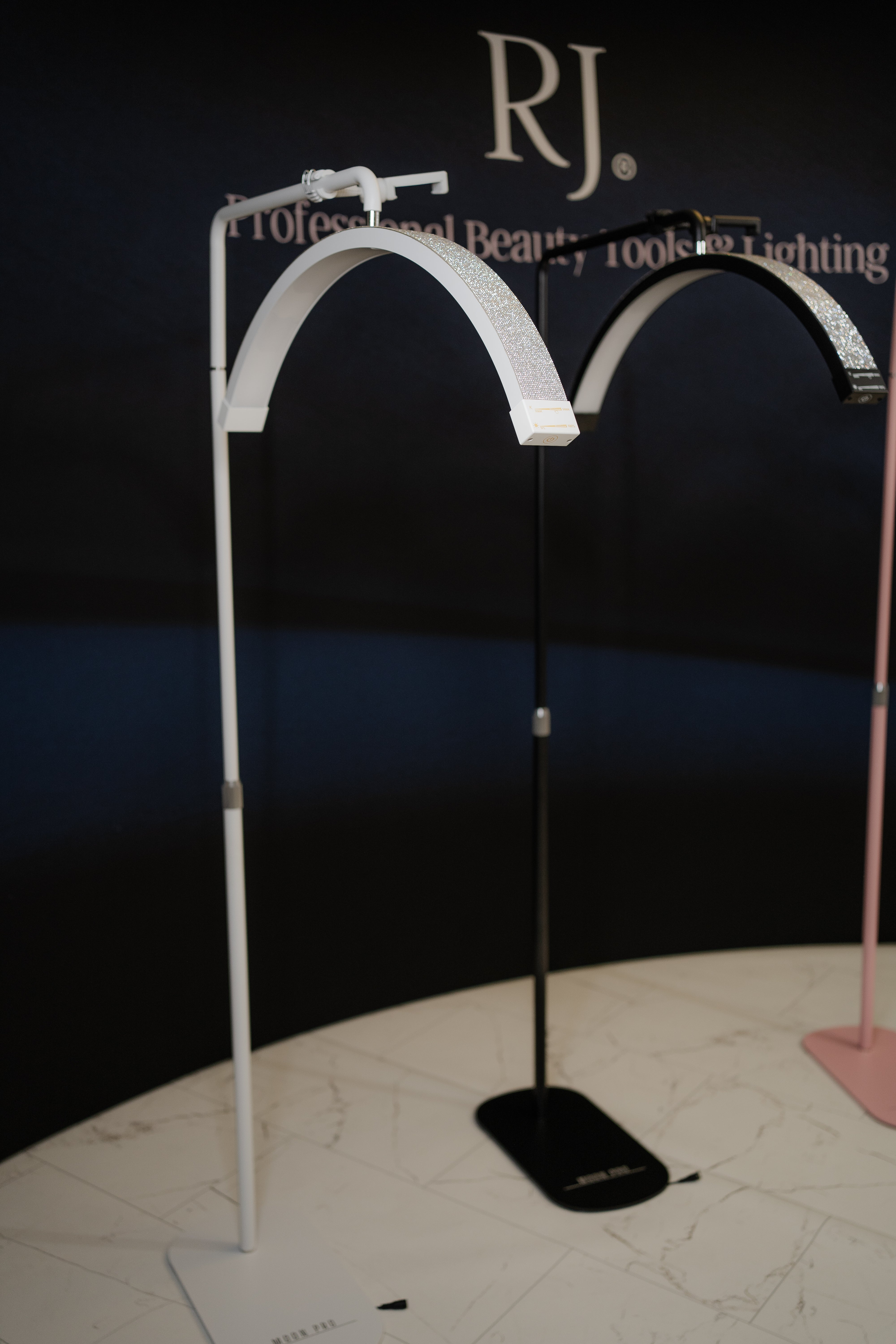 Lumière blanche et noire en forme de demi-lune 