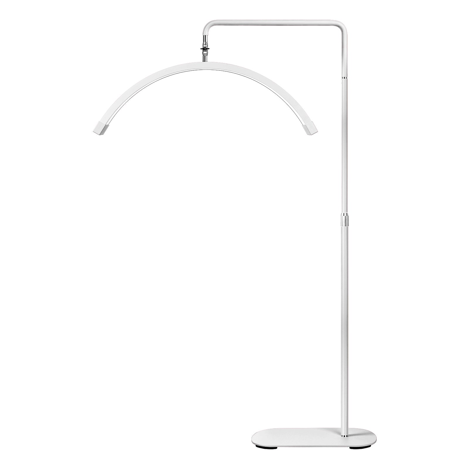 Un lampadaire avec un diffuseur de lumière en forme de demi-lune, présenté dans différentes positions afin de montrer ses capacités de réglage multi-angles.